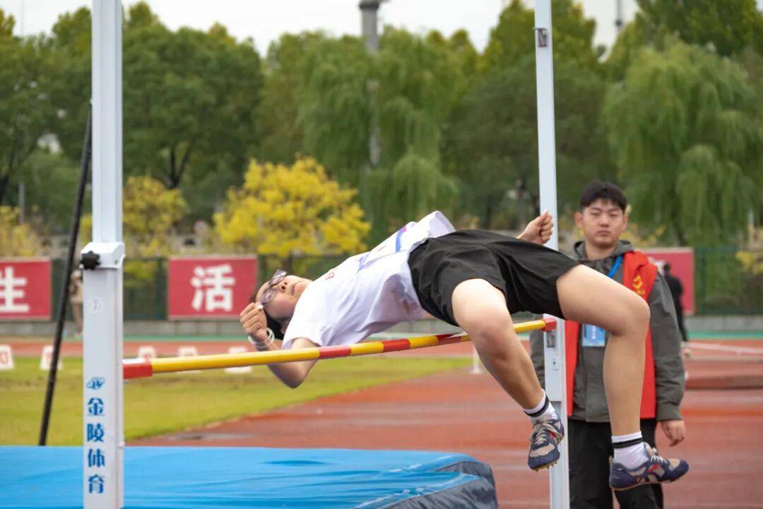 开云sport-运动员们在比赛场上奋勇拼搏